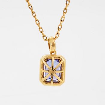 An 18K gold necklace set with a faceted tanzanite.