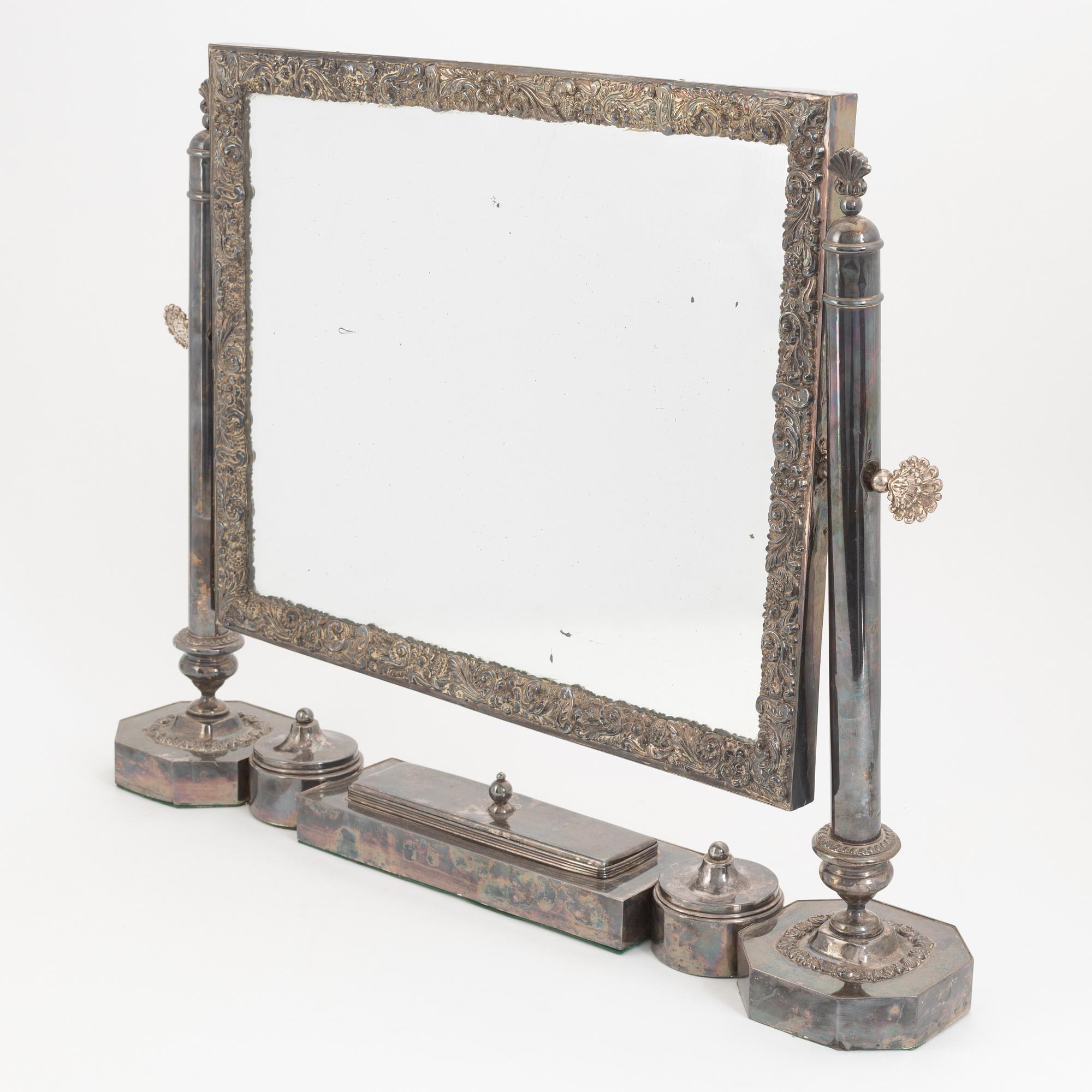 Toiletteuppsats, omkring 1900.