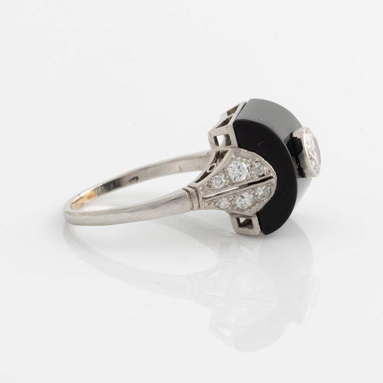 Ring med onyx och diamanter.