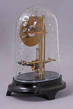 BORDSUR MED GLASHUV. Bulle Patent, omkring 1900.