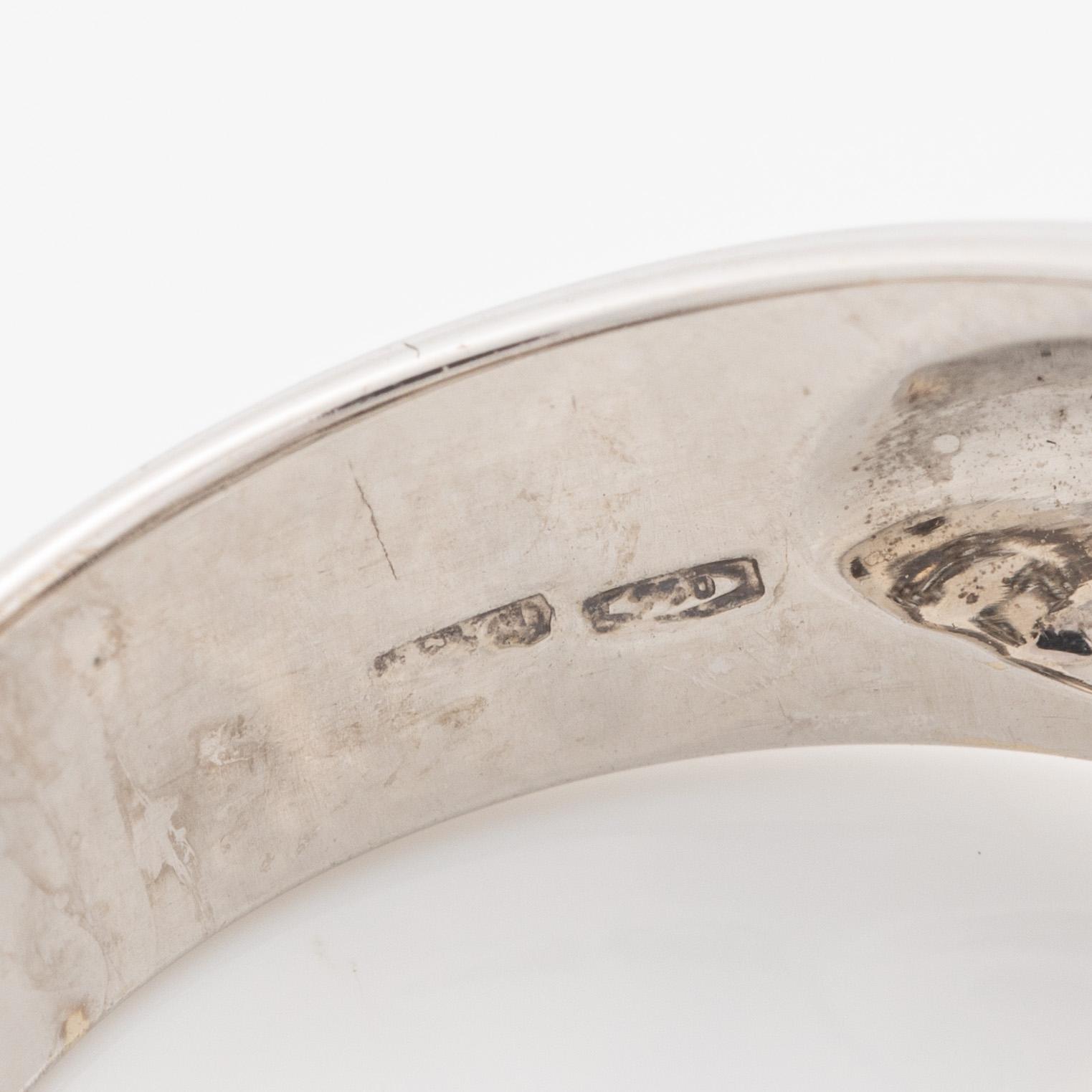 Ring, bombéring, vitguld med briljantslipade diamanter.