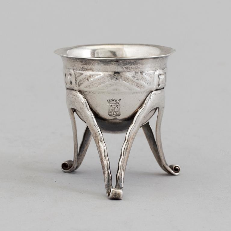 A Swedish Art Nouveau silver salt cellar with family crest Cederström, maker's mark Hugo Lundstedt, Gothenburg, 1912.