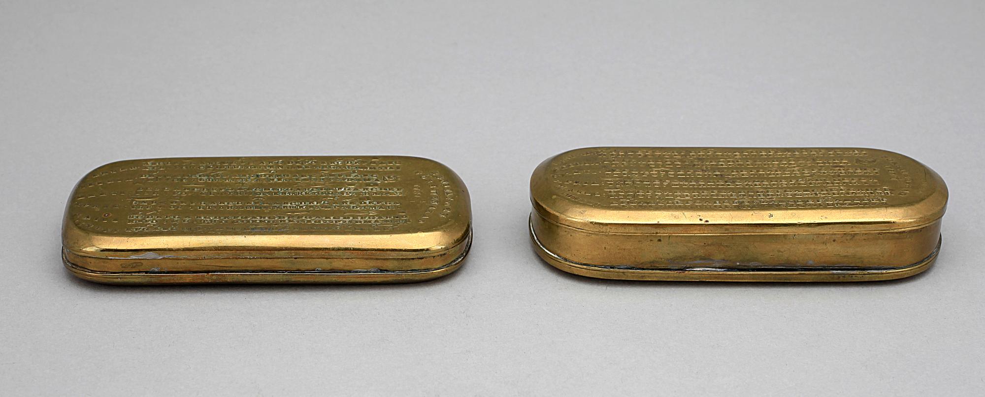 SNUSDOSOR, 2 st, mässing, bär dat 1787, 1700/1800-tal.