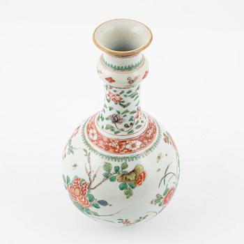 Vas, porslin. Qingdynastin, Kangxi (1662-1722
).