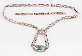 COLLIER, sterlingsilver, grön sten, vita- samt svarta stenar, 1900-talets första hälft.