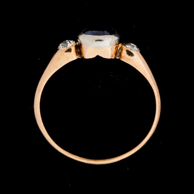 RING, 14 k guld med två gammalslipade diamanter ca 0,20 ct samt safir. Vikt ca 1 g.