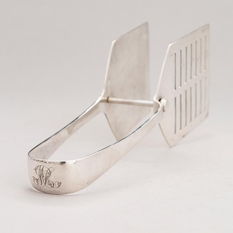 A sterling silver asparagus tong, Atkin Brothers, Sheffield 1903.