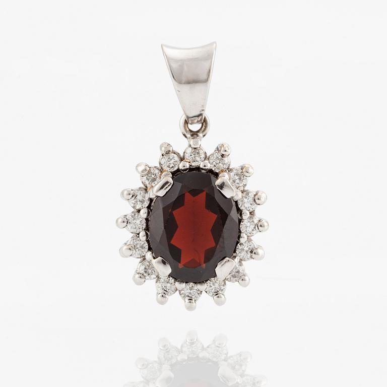 White gold pendant with garnet and brilliant-cut diamonds.