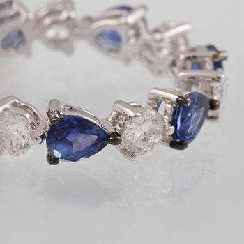 RING, 18K vitguld med briljantslipade diamanter ca 1.00 ct samt droppslipade blå safirer ca 2.21 ct. Vikt 4,5 gram.