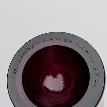 FLASKA, glas, signerad Nanny Still Riihimäen Lasi. Modellen formgiven 1959.