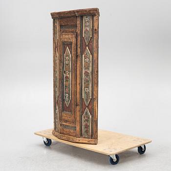 Hörnskåp, allmoge, västsvenskt, daterat 1795.