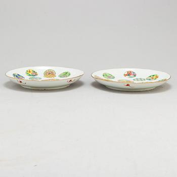 A pair of famille rose dishes, Qing dynasty, 19th century.