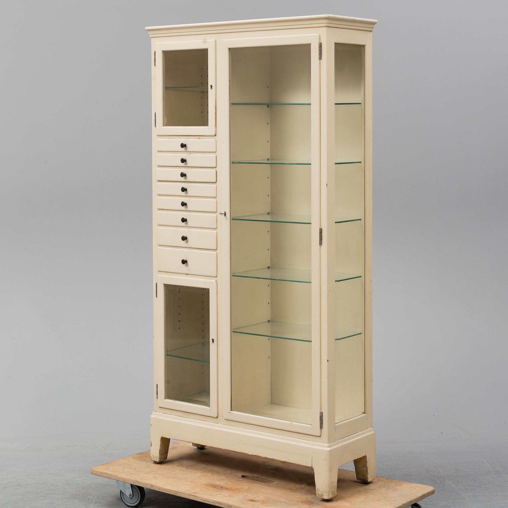 LÄKARSKÅP, 1900-talets mitt.