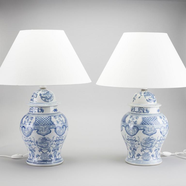 A pair of 20:t century lamps.