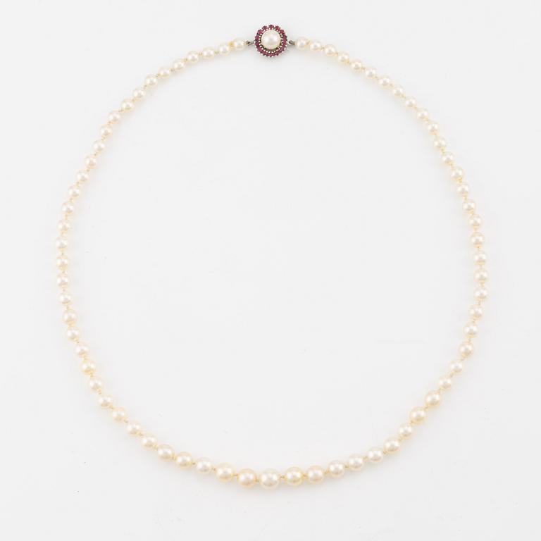 A necklace and a pair of earrings in 18K gold and cultured pearls.