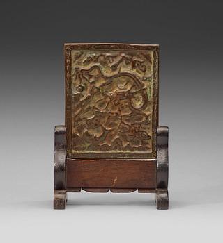 187. SKÄRM, brons med ställ av trä. Qingdynastin.