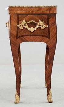 POTTSKÅP. Stockholmsarbete i Lars Nordins art, 1700-talets mitt. Rokoko.