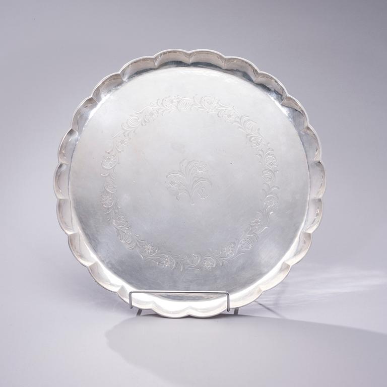 BRICKA, silver, bär finska kontrollstämplar, Oskar Lindroos, Helsingfors 1929. Vikt ca 1260 g.