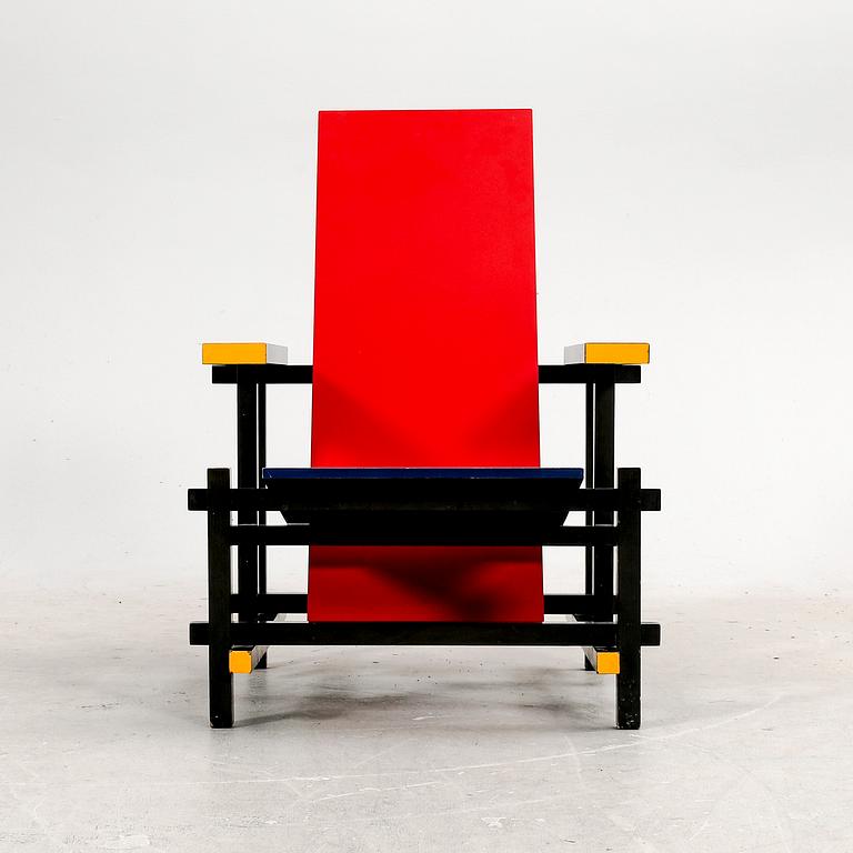 Gerrit Rietveld, fåtölj, "Red and blue chair", Cassina, formgiven 1918.