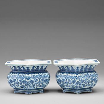 755. A pair of blue and white flower pots, late Qing dynasty, with Qianlongs seal mark.