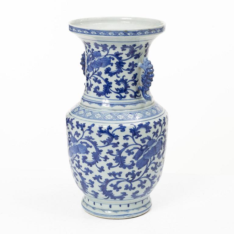A blue and white porcelain vase, China, Qing dynasty, 19th century.