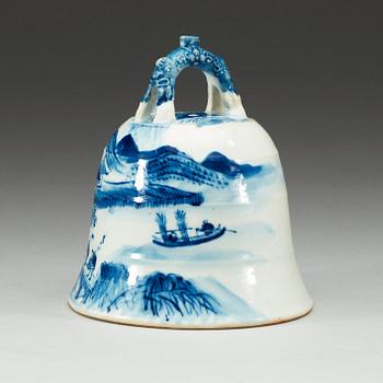 KLOCKA, porslin. Sen Qing dynastin.