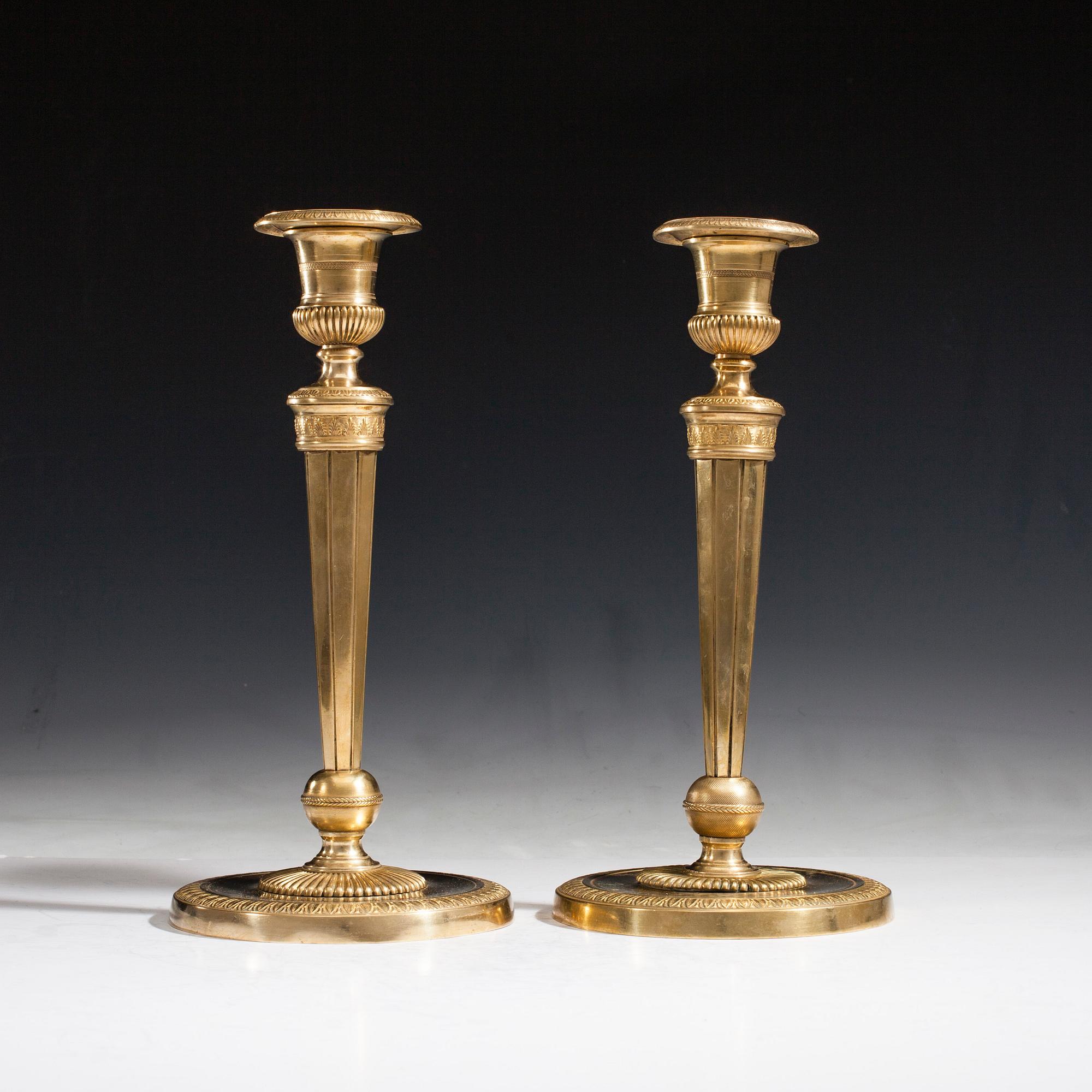 LJUSSTAKAR, ett par, förgylld brons, directoire, ca 1800.