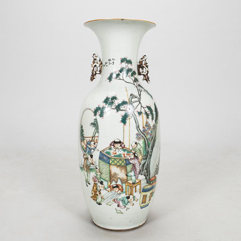 Lattiamaljakko, posliini, Kiina, noin 1900.