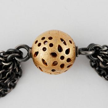ARMBAND, Ole Lynggaard, oxiderat sterlingsilver och 18k guld och briljantslipade diamanter, lås "Blonde" i 18k guld.