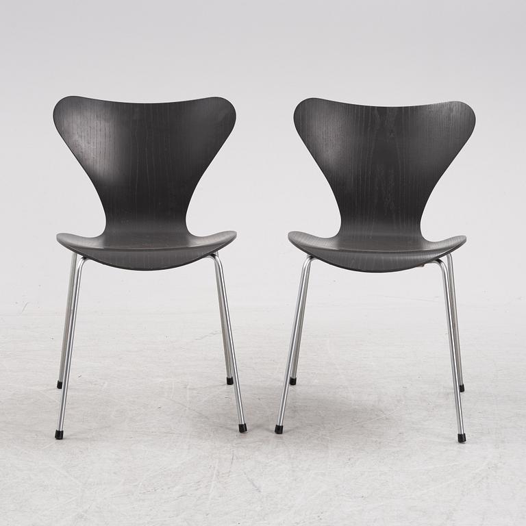 Arne Jacobsen, stolar, ett par, "Sjuan", Fritz Hansen, Danmark, daterade 2002.