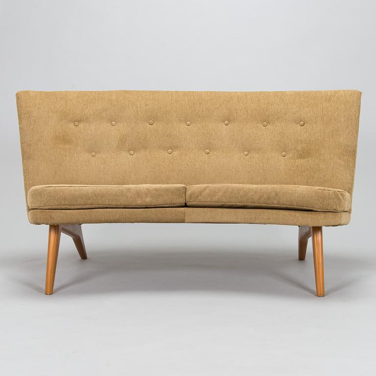 Carl Gustaf Hiort af Ornäs, sohva, "Kim", Puunveisto Oy - Träsnideri Ab, 1940-luvun puoliväli.