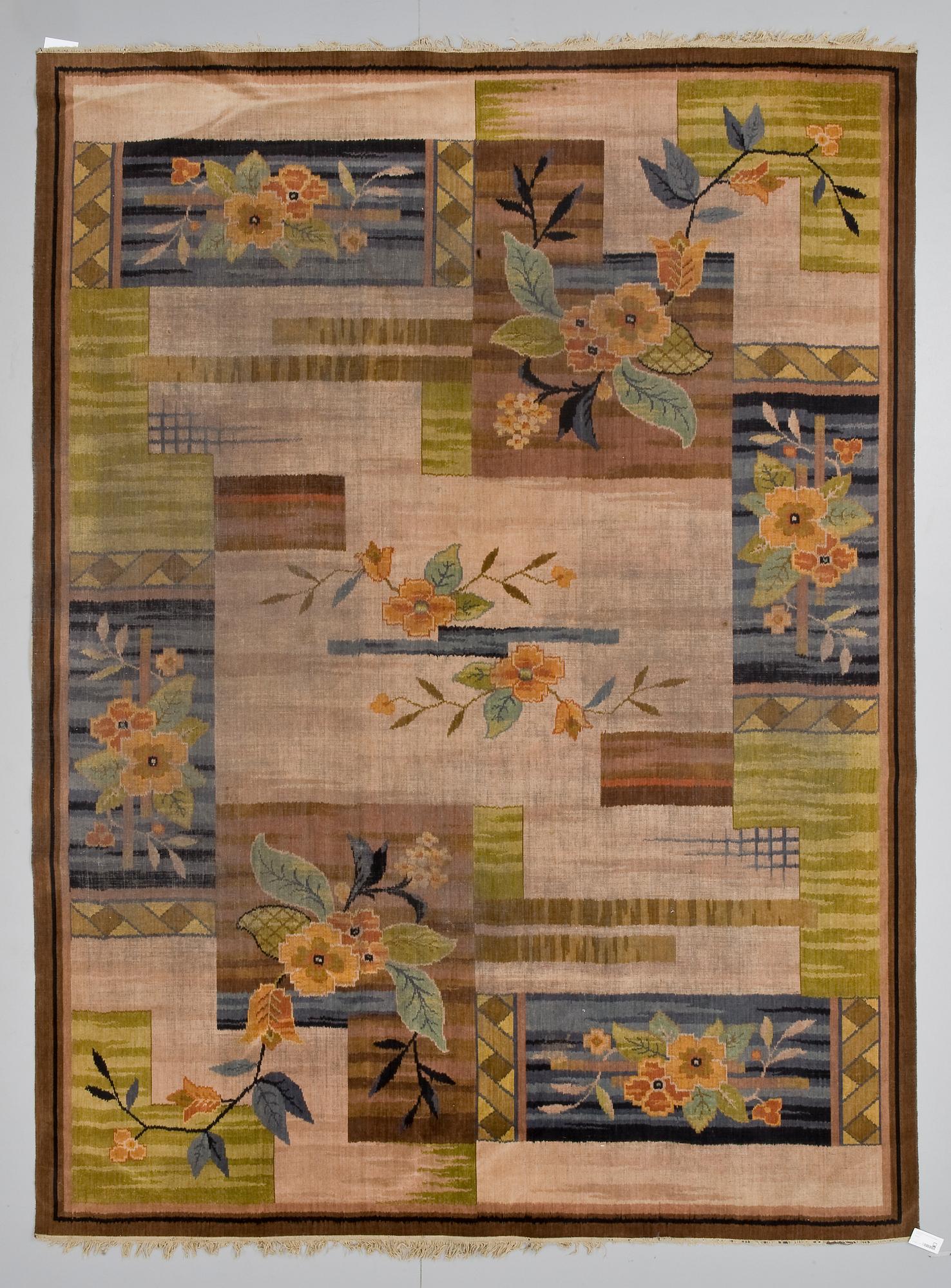 MATTA, maskinvävd, trol England, 1920/30-tal. Ca 343 x 250.