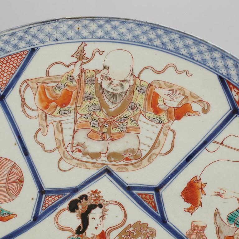 A large enameled dish, Japanese, meiji (1868-1912).