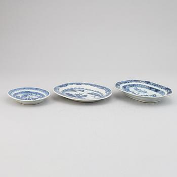 Three blue and white export porcelain butter tureen dishes, Qing dynasty, Qianlong (1736-95).