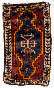 A saddlebag face, antique Maraş, Eastern Anatolia, approx. 83 x 49 cm.