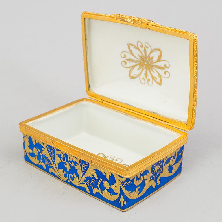 LIMOGES , ASK, porslin, signerad "JJ". Frankrike, 1958.