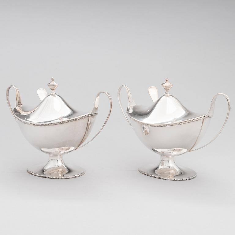 Firma CARL FREDRIK CARLMAN, SOCKERSKÅLAR med STRÖSKEDAR, ett par, silver, gustaviansk stil, Stockholm 1928-29.