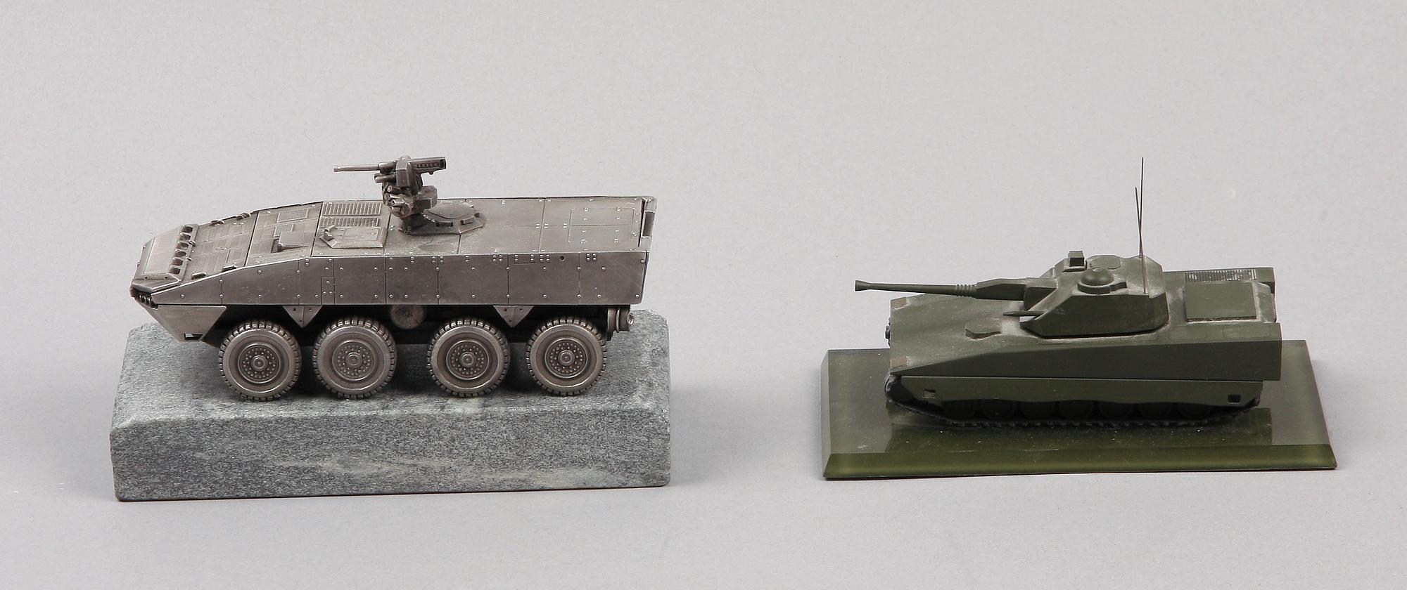 MODELLER, 2 st, plast och metall, 1900-tal.