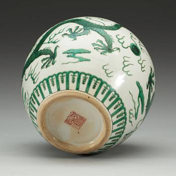 A green glazed jar, late Qing dynasty with Daoguangs seal mark.