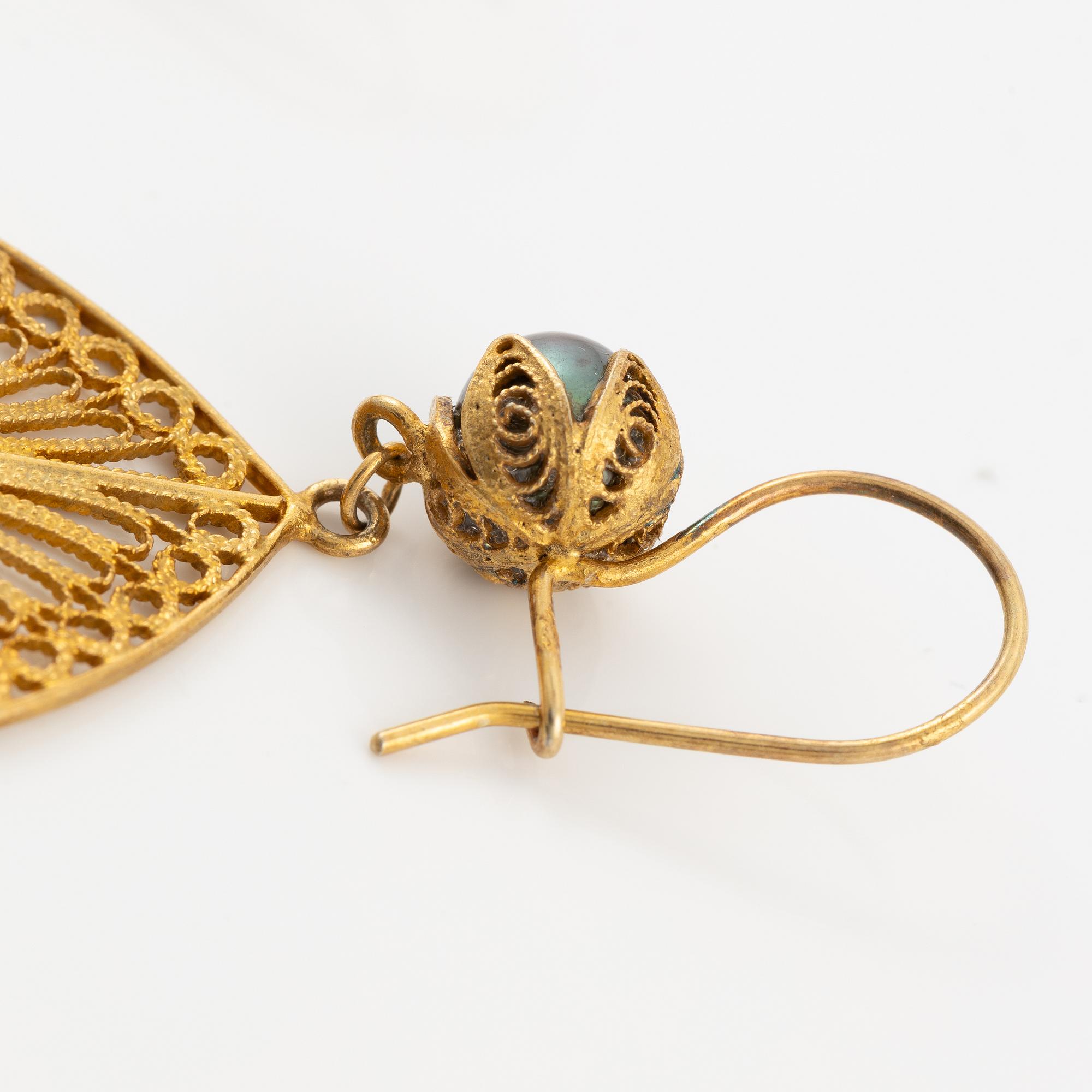 Yvone Christa, två par örhängen, silver, med genombruten dekor, med imitationsstenar.