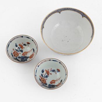 Five pieces of 18th century porcelain, China.