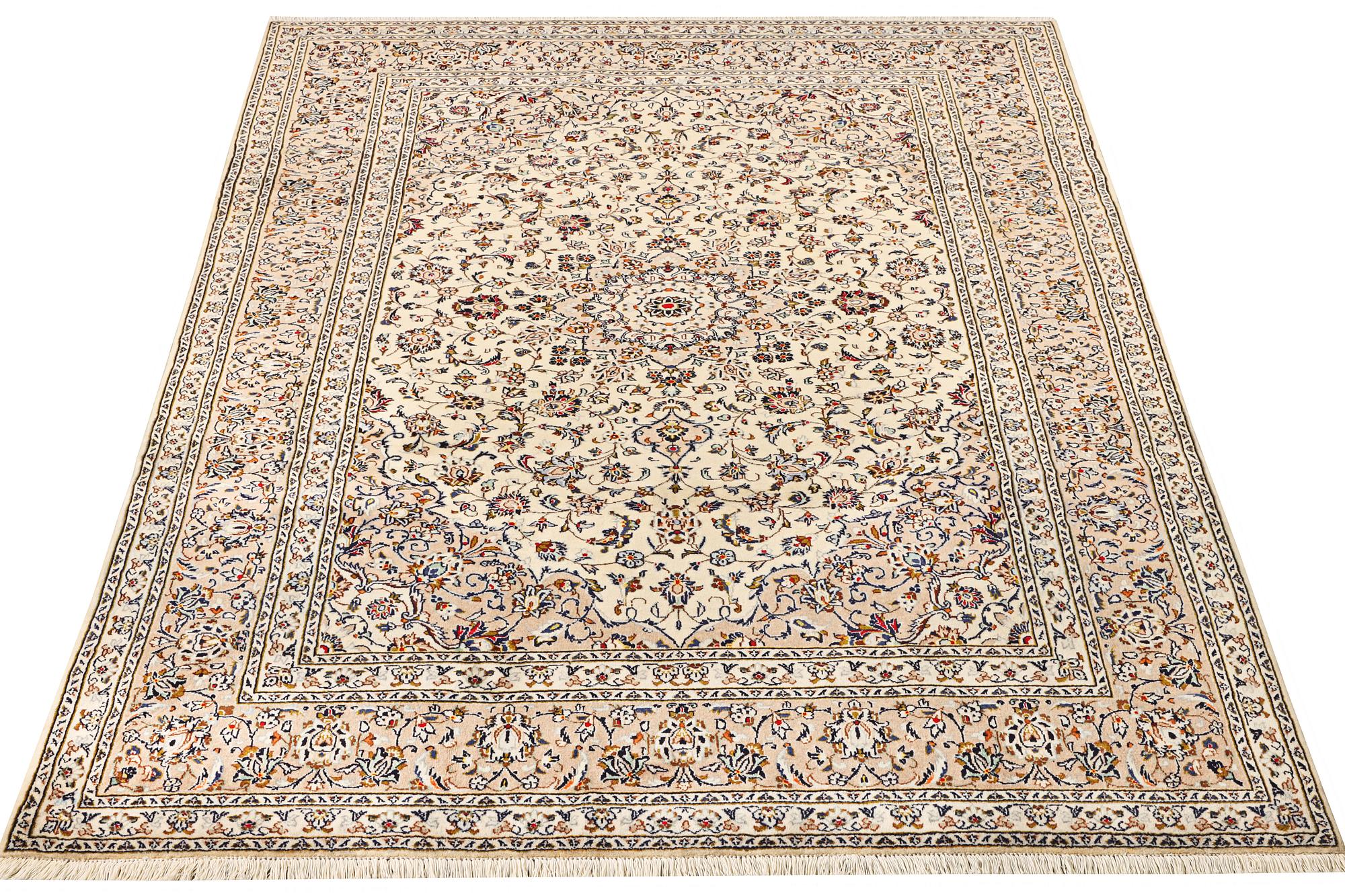 A Kashan carpet, a. 283 x 195 cm.