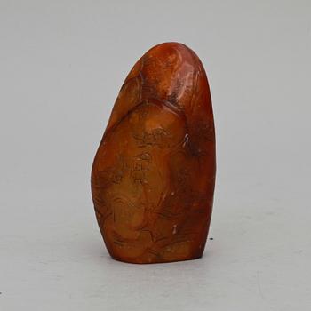 SKULPTUR, bärnsten. Kina 1800/1900-tal.