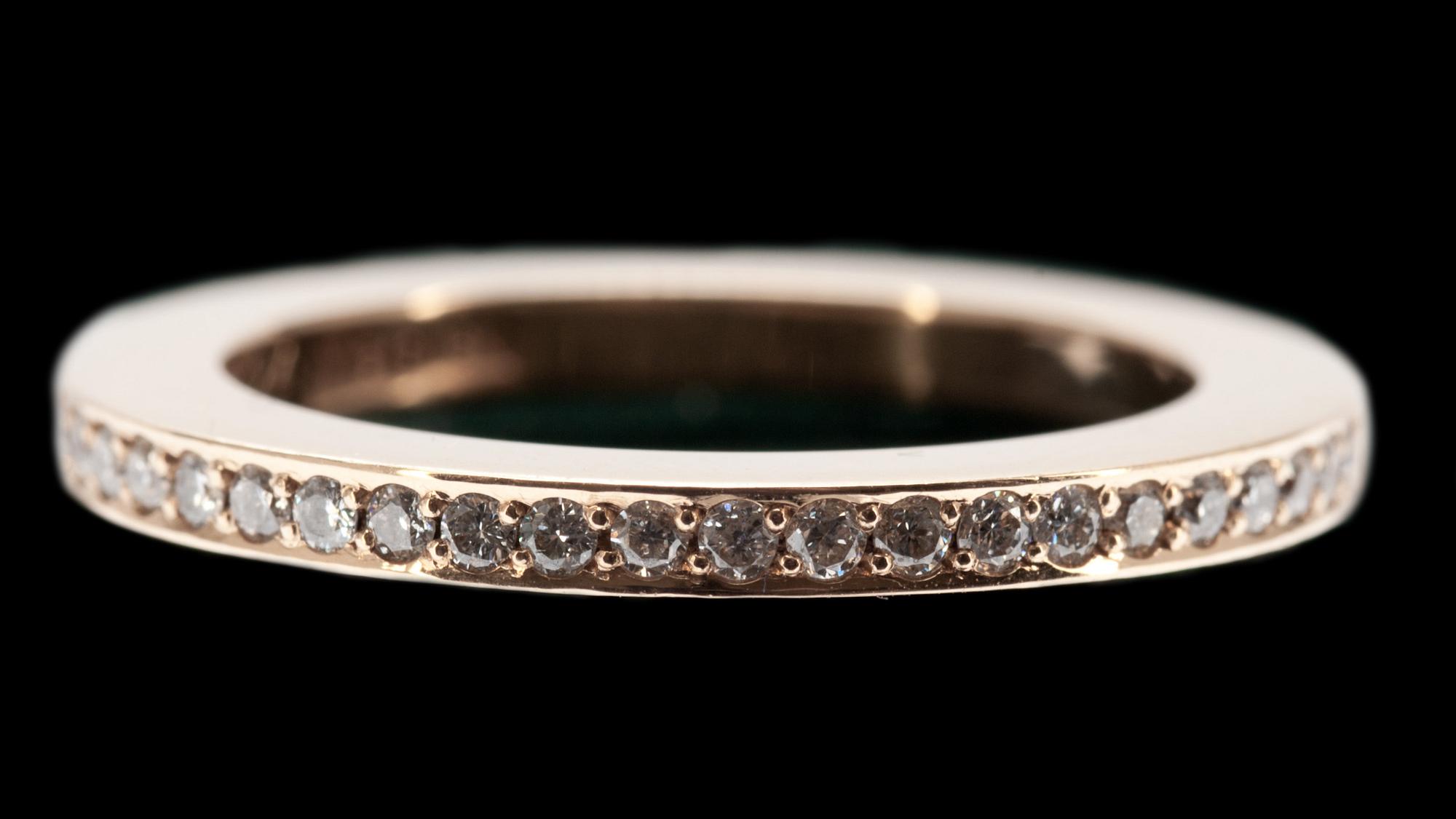 RING, alliansring. "Hand", modell "Line", 18 k.  23 briljantslipade diamanter 0,24 ctv enligt gravyr. Vikt ca 6g.