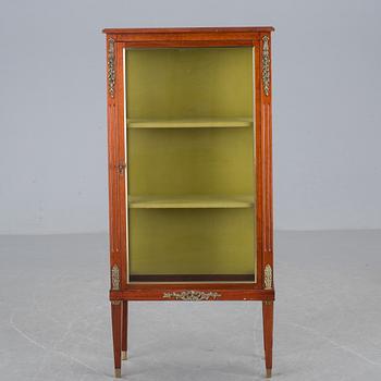 VITRINSKÅP, sengustaviansk stil, 1900-tal.