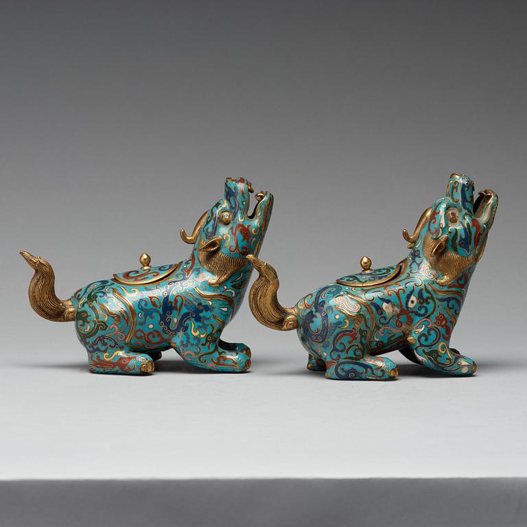 A pair of cloisonné censers, Qing dynasty, early 19th Century.