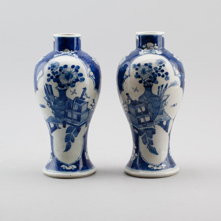VASER, 1 par, porslin, Kina, sannolikt 1900-tal.