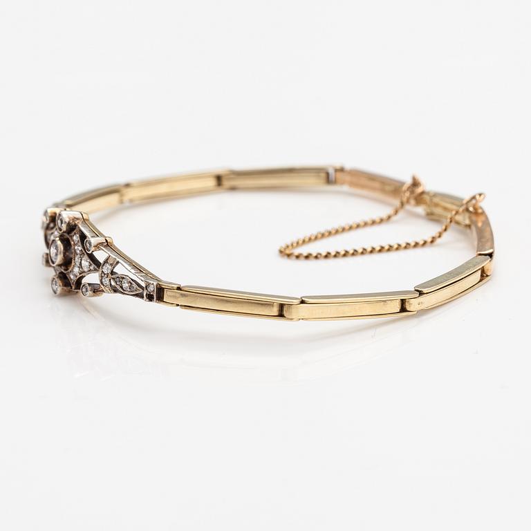 A 14K gold bracelet with old-cut and rose-cut diamonds ca. 1.00 ct in total. St. Petersburg, turn of the 20th century.