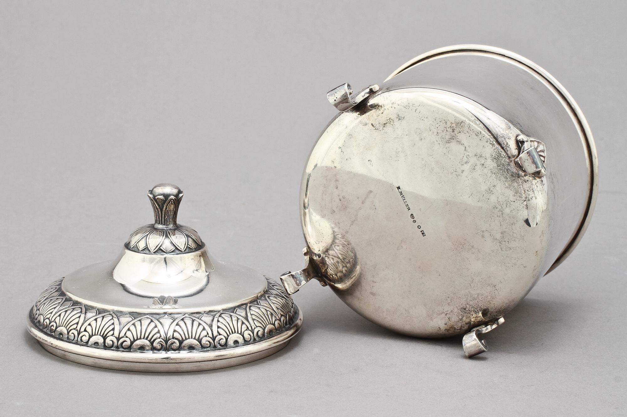 BONBONNIERE, silver, H Müller, Stockholm, 1925. Vikt ca 259 g.