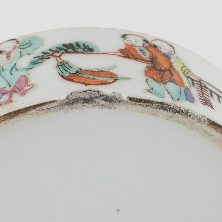 A Chinese tankard, a bowl and a four tiered food container, Qing dynasty, 18th/19th Century.